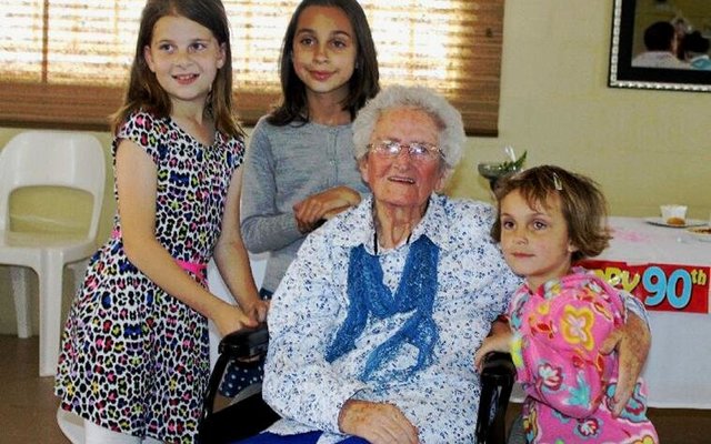 Ouma Marie du Toit wat op 1 November 2014 die rype ouderdom van 90 bereik het, sit hier saam met drie van haar agterkleinkinders, Mikayla du Toit, Lica Botes en Carle Botes.